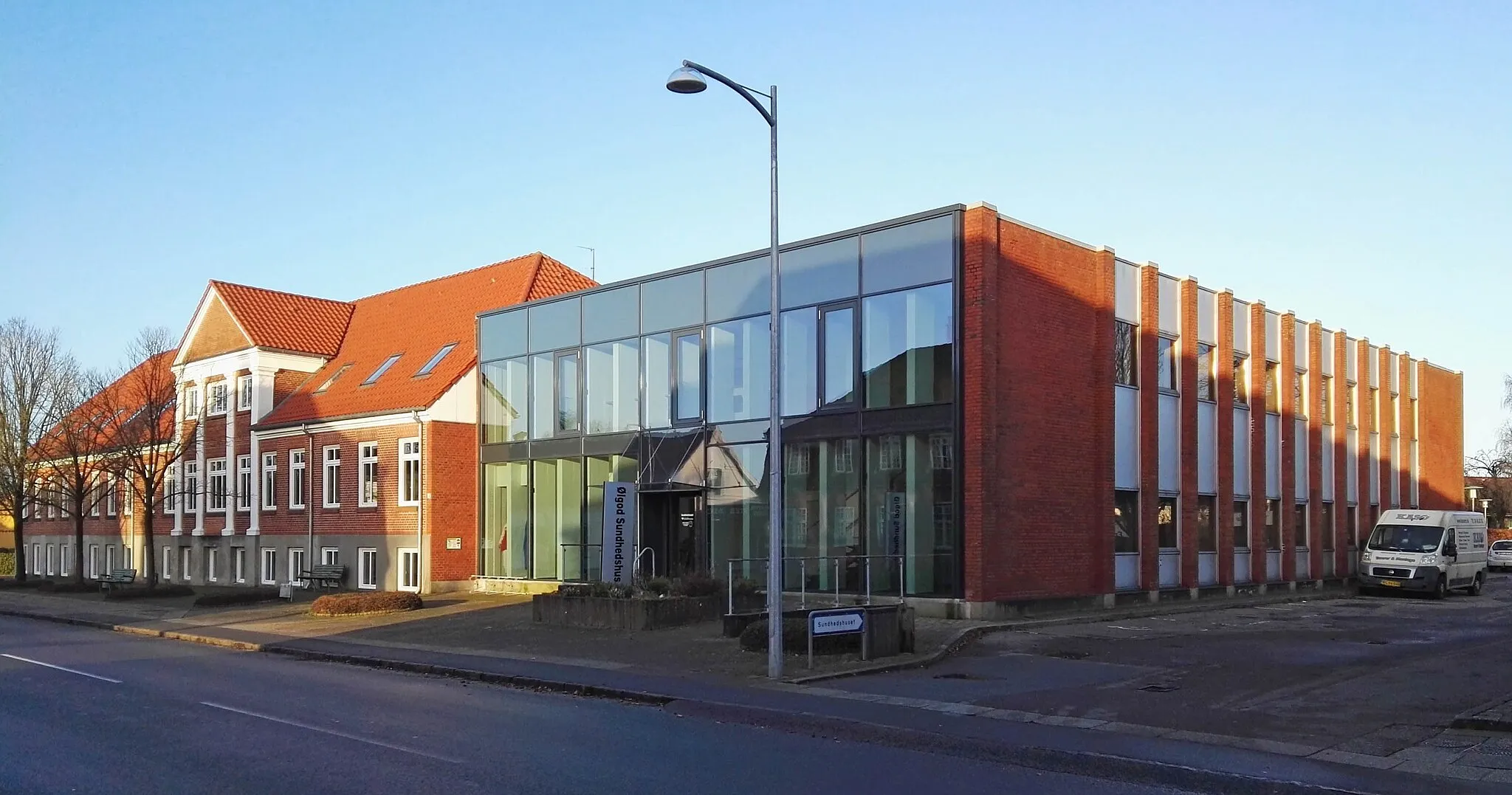 Photo showing: Den tidligere Ølgod Kommunes rådhus på Vestergade i Ølgod. Opført i 1979, tilbygningen th. i 1986.