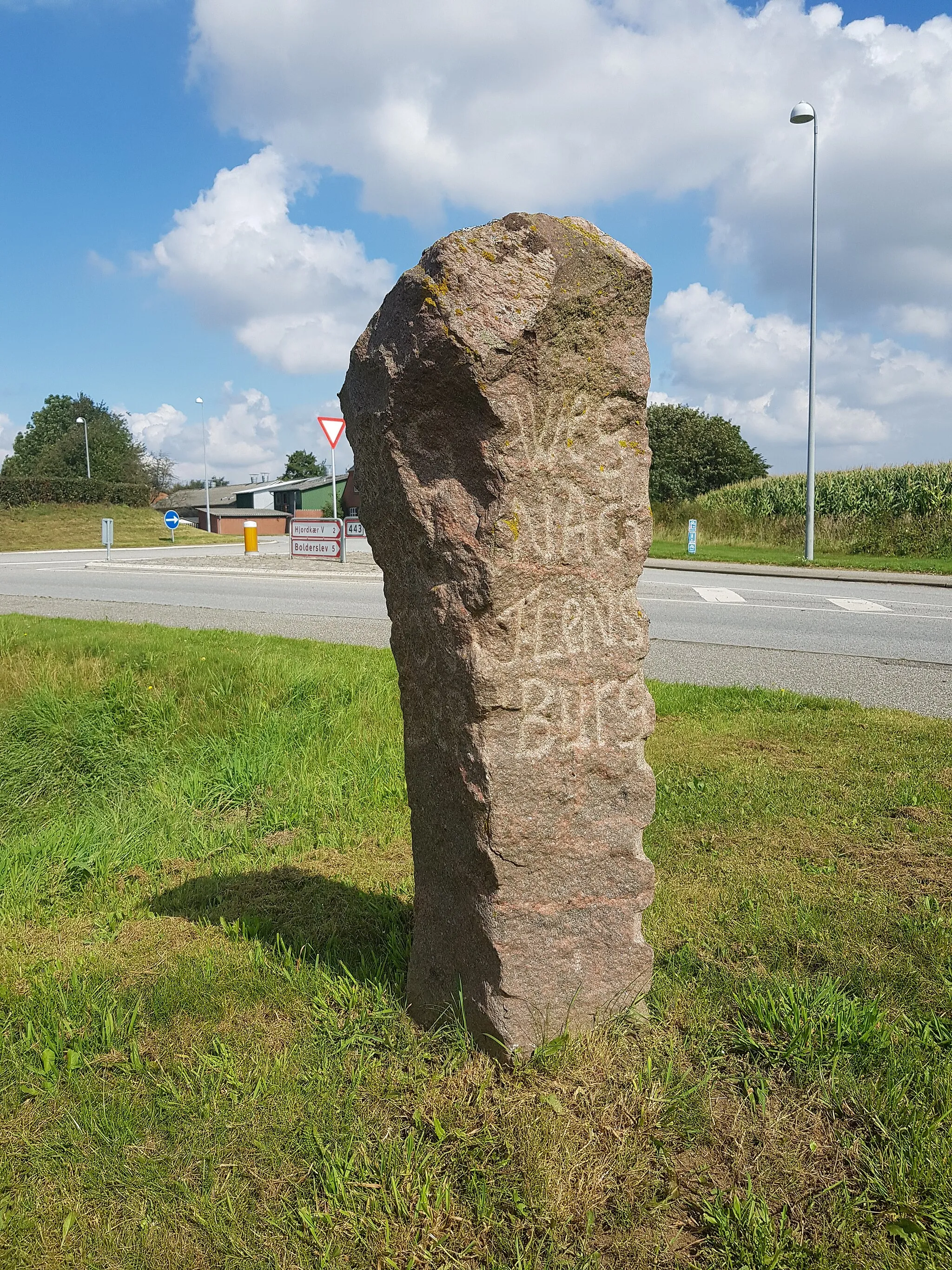 Photo showing: Granit vejviser ved Hjordkær