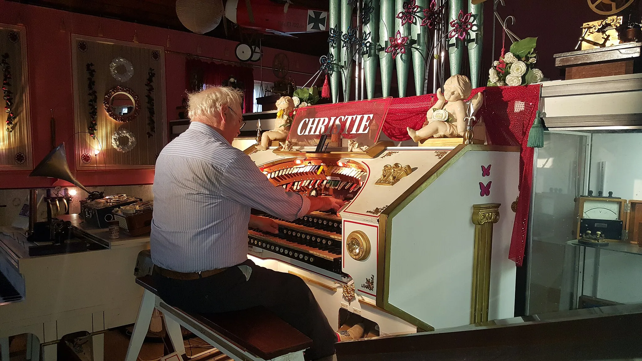 Photo showing: A "Christie" 3 manual 8 rank pipe organ with connected grand piano, which was originally installed in a cinema in London in 1927, can be seen and heard in Hornstrup Mølleby at Møllebyvej 16 (6 km from the center of Vejle) and is here the main attraction in the collection of antique and old technology/mechanics.
The organ is pulled by a 7.5 HP electric motor, weighs a total of 5 tons and the installation lasted 8 months.

The silent film effects are still in effect. A unique musical instrument!