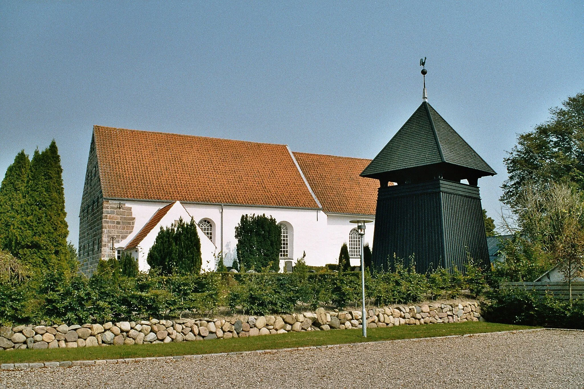 Photo showing: Holbøl (Aabenraa), the village church and the bell tower