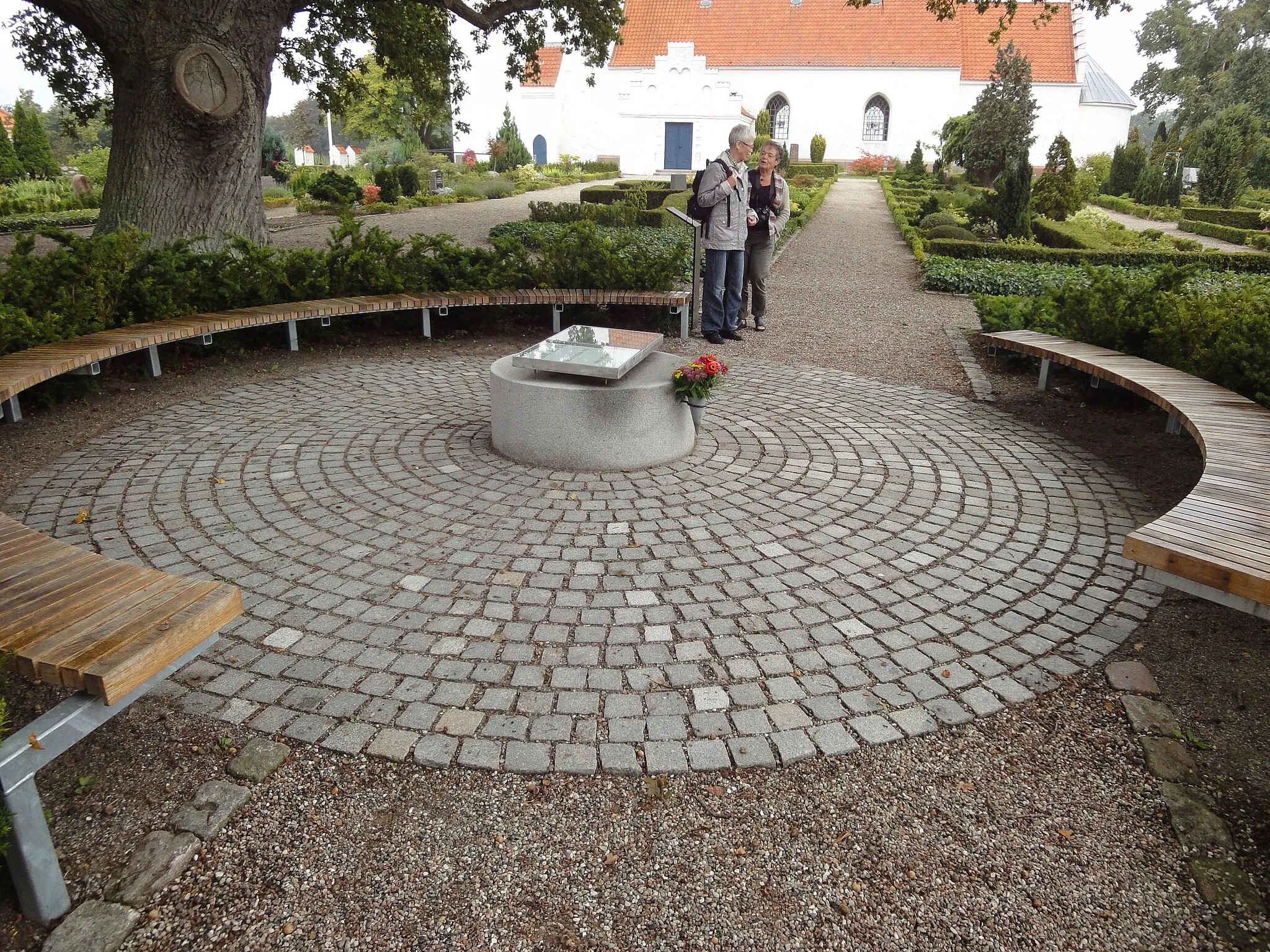 Photo showing: Elvira Madigan och Sixten Sparres minnesplats på Landet kirkegård efter omgestaltningen 2013