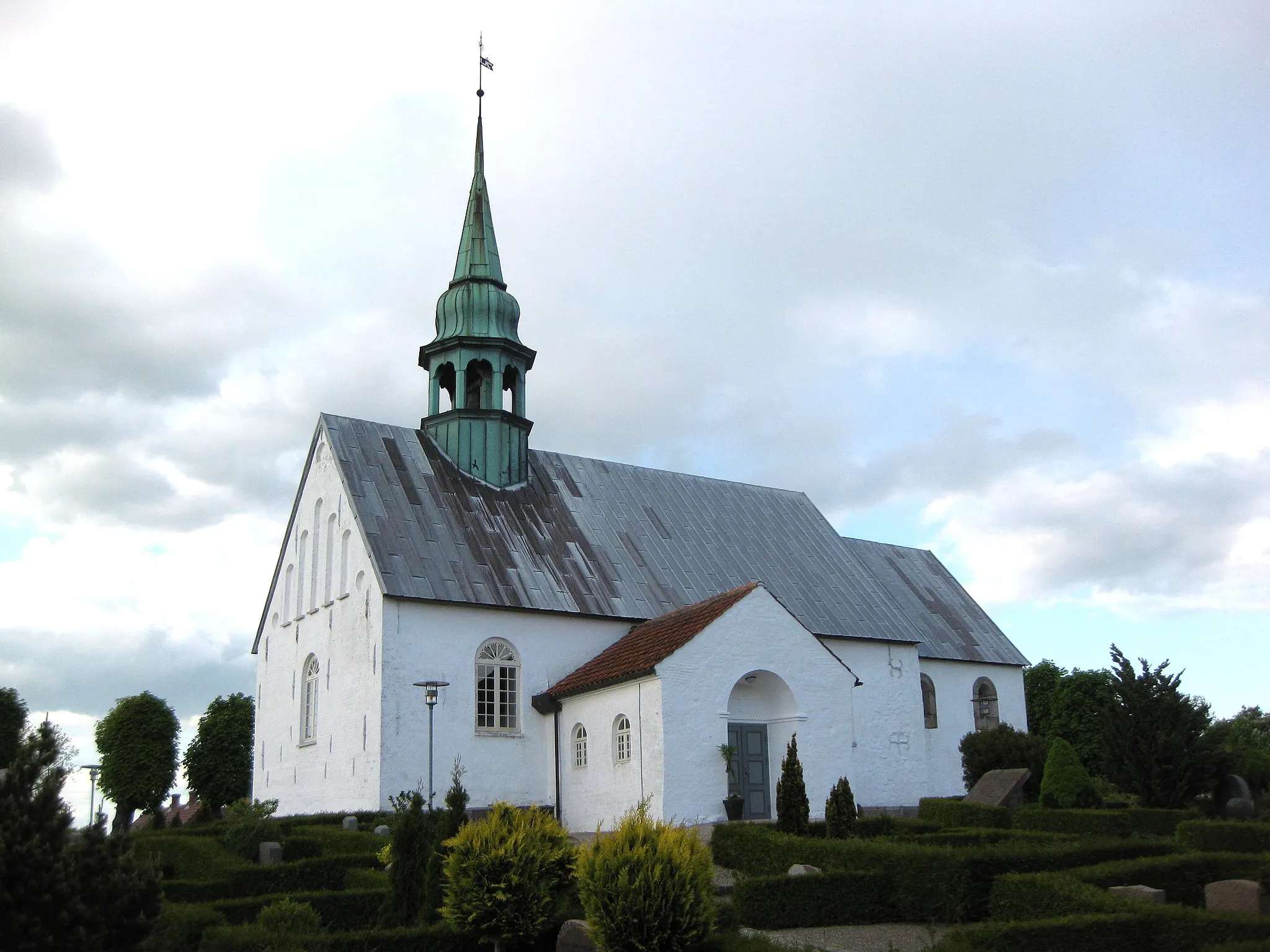 Photo showing: The church "Viuf Kirke" in the village "Viuf" north of Kolding. The village is located in South-Central Jutland, Denmark.