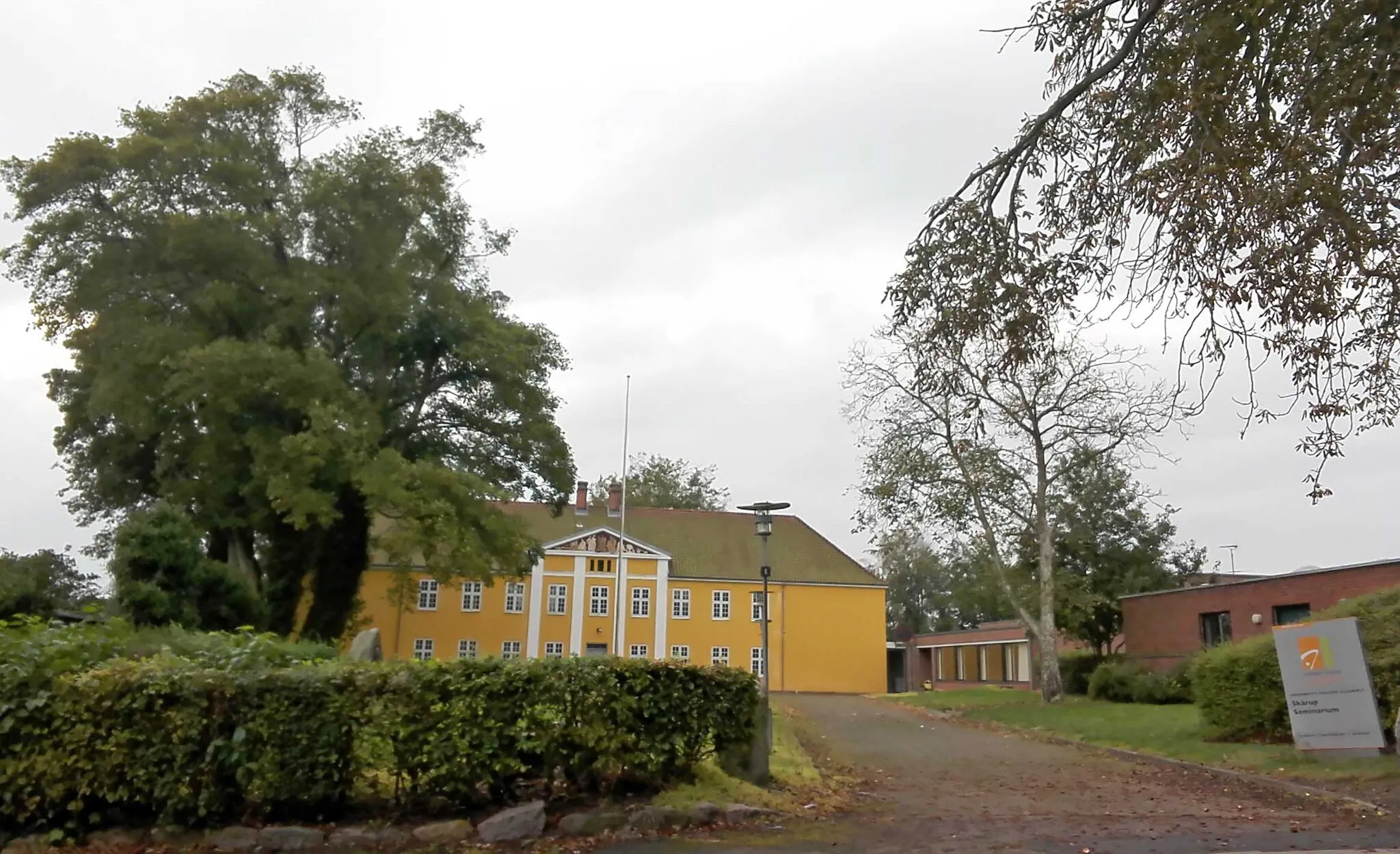 Photo showing: Hovedindgangen til det tidligere Skårup Seminarium set fra Skårup Kirkebakke