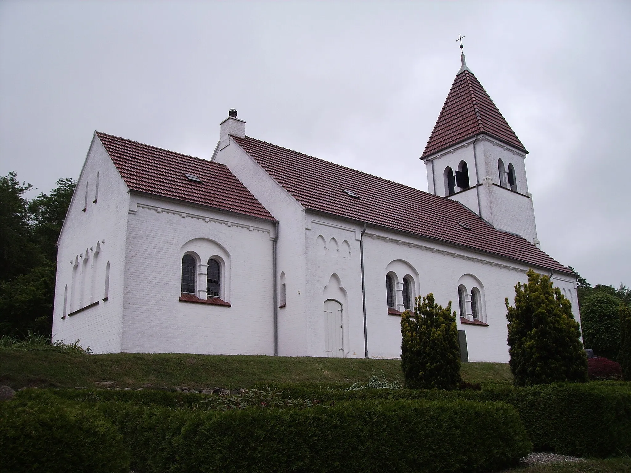Photo showing: Broholm Kirke, Broholm Sogn, Odense Herred, Odense Amt, Denmark (Danish Church) - Broholm Kirke fra sydvest