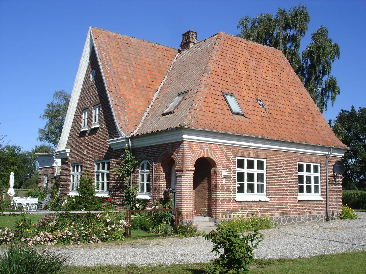 Photo showing: Skrøbelev Station fra vejside