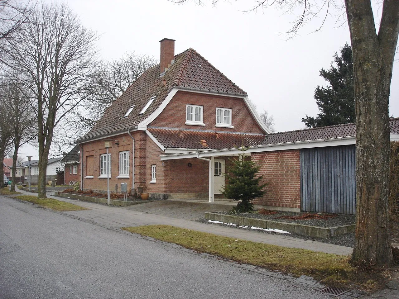 Photo showing: Bjert Station, vejsiden fra V