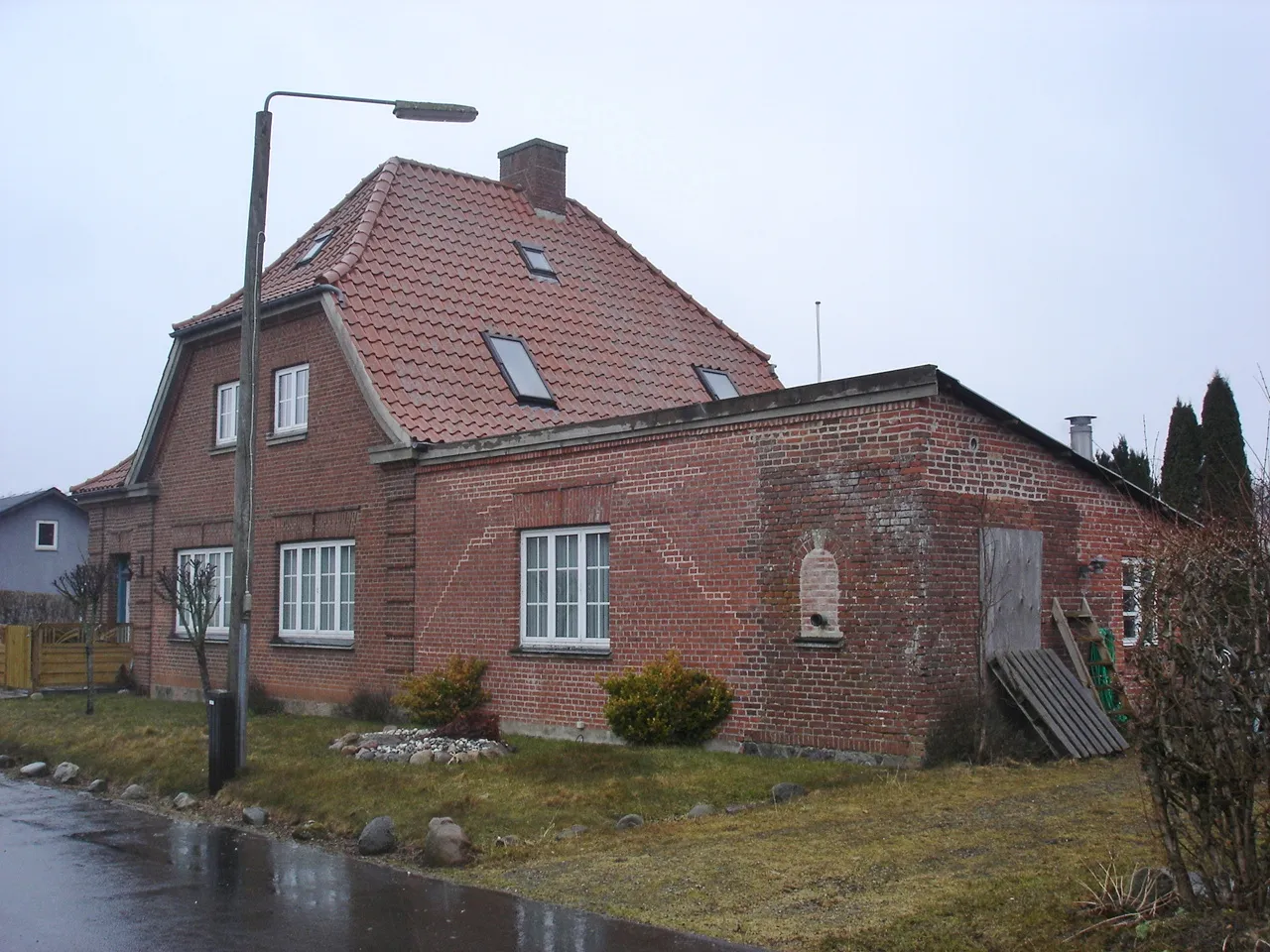 Photo showing: Sjølund Station, vejsiden fra S