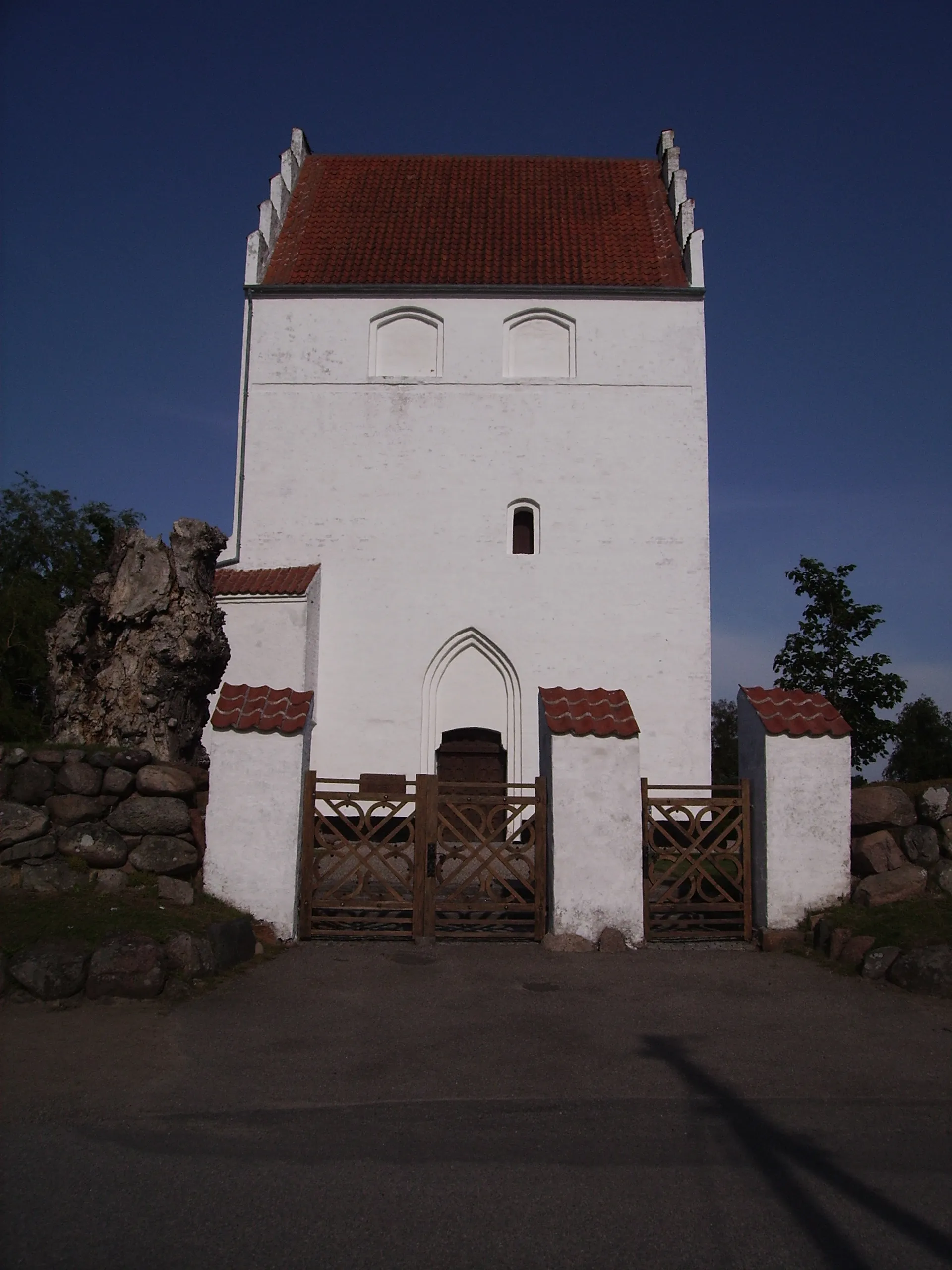 Photo showing: Kølstrup Kirke, Kølstrup Sogn, Bjerge Herred, Odense Amt, Denmark (Danish Church) - Kølstrup Kirke fra vest