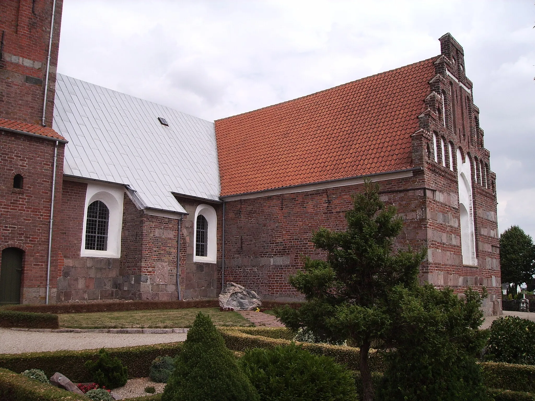 Photo showing: Skamby Kirke fra sydvest, Skamby Sogn, Skam Herred, Odense Amt, Denmark (Danish Church)