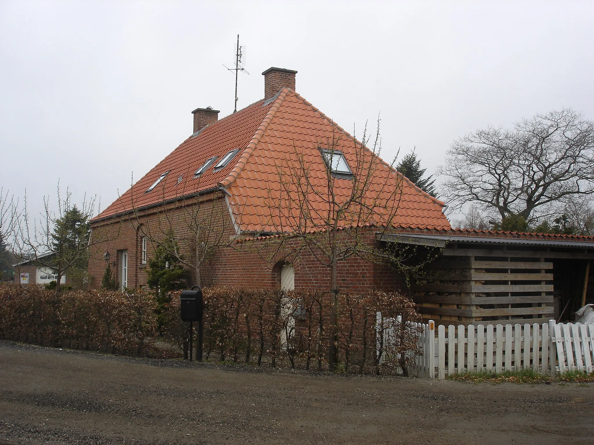 Photo showing: Vester Åby Station, vejsiden fra Ø