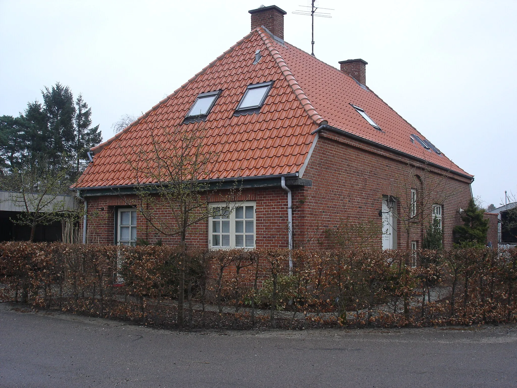 Photo showing: Vester Åby Station, vejsiden fra V