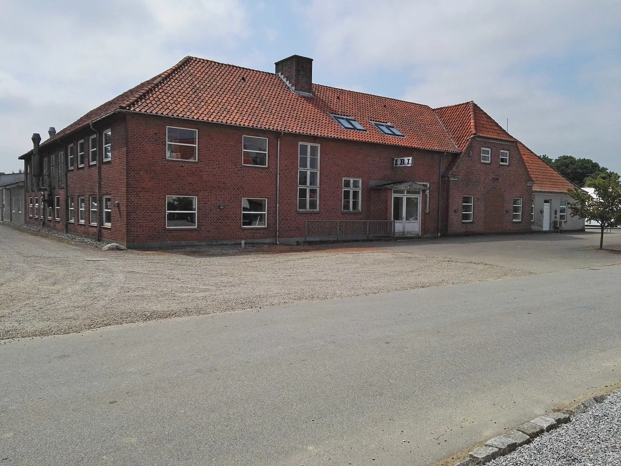 Photo showing: Strandelhjørns tidligere skole, der nu huser IBI-International Bag Industry A/S