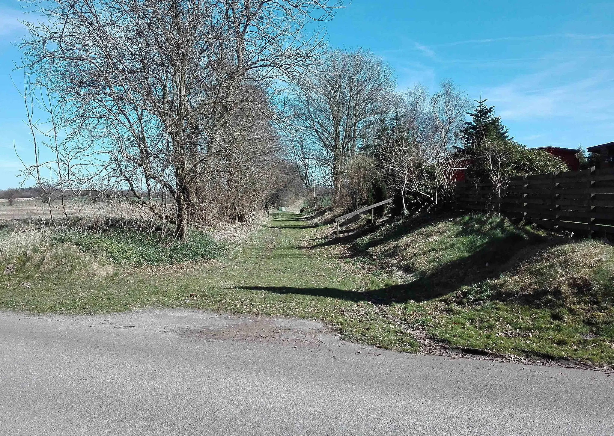 Photo showing: Aabenraa Amtsbaners tracé øst for Fabriksvej 2 i Øster Løgum