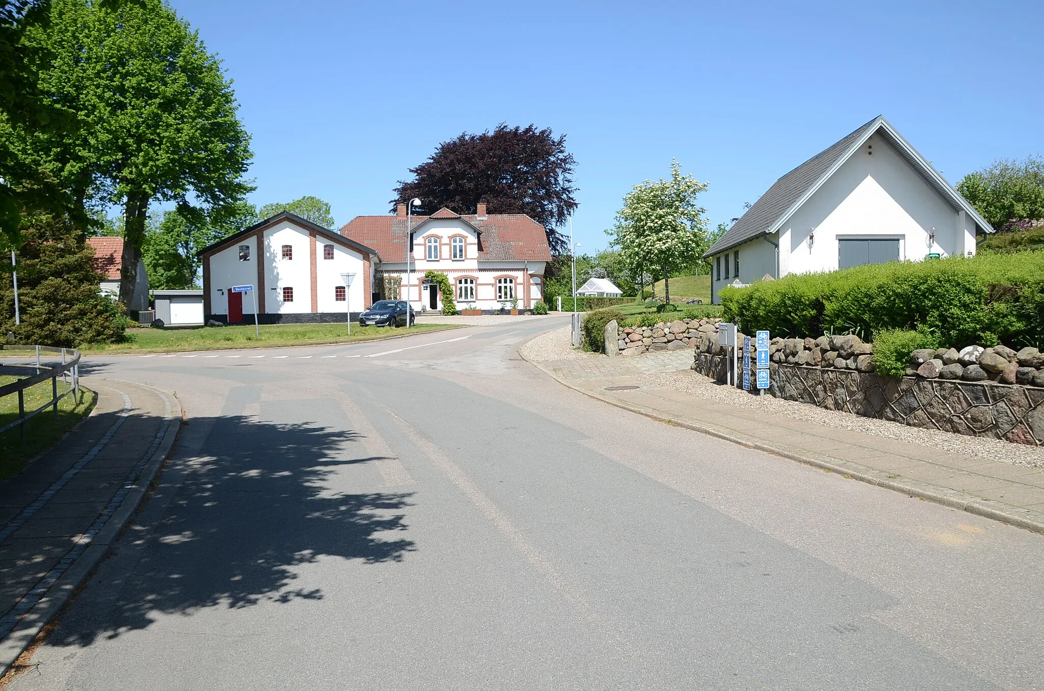 Photo showing: Gade vest for kirkegården i Øster Løgum