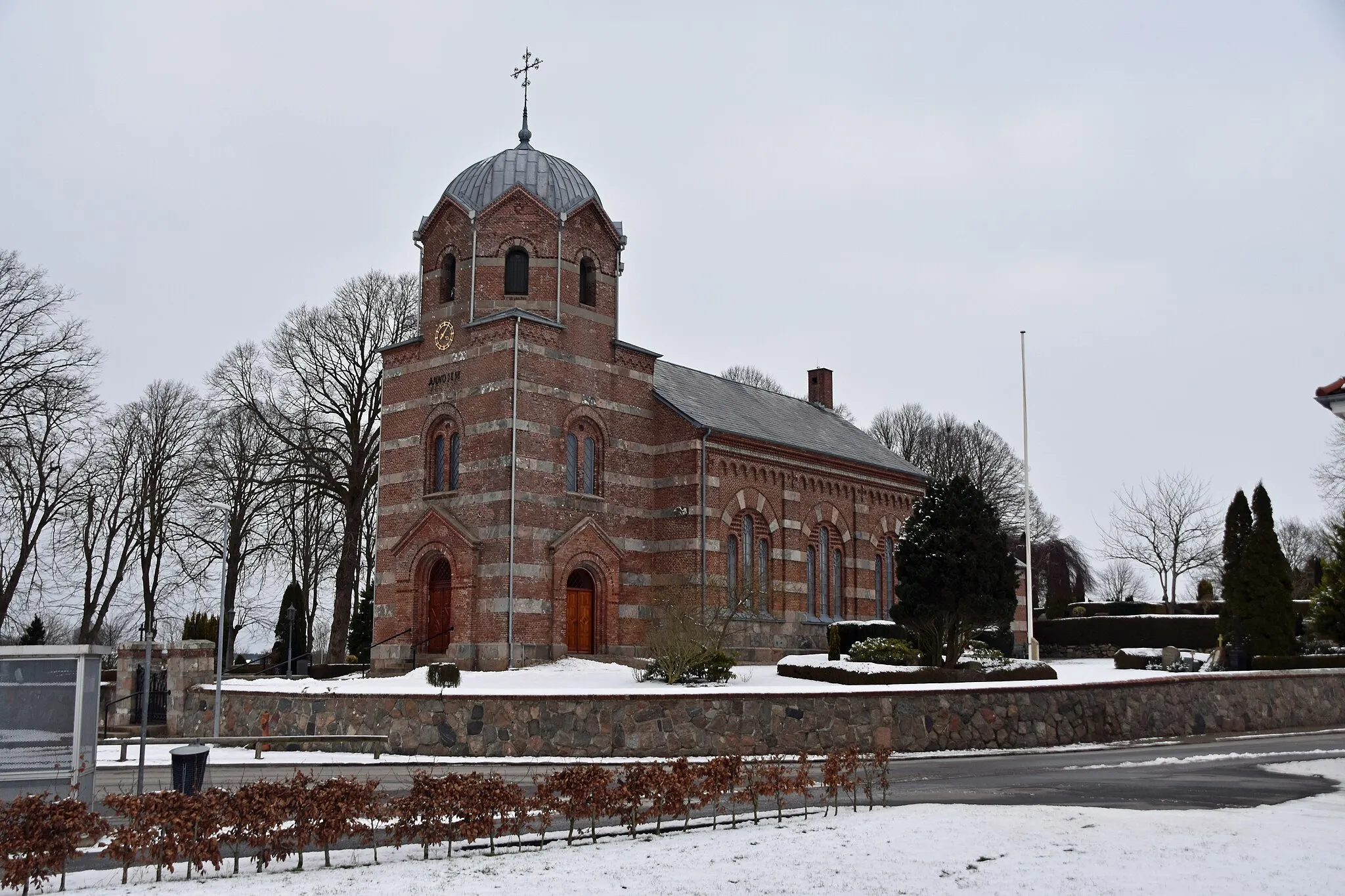 Photo showing: Sommersted Kirke med sne, 2018
