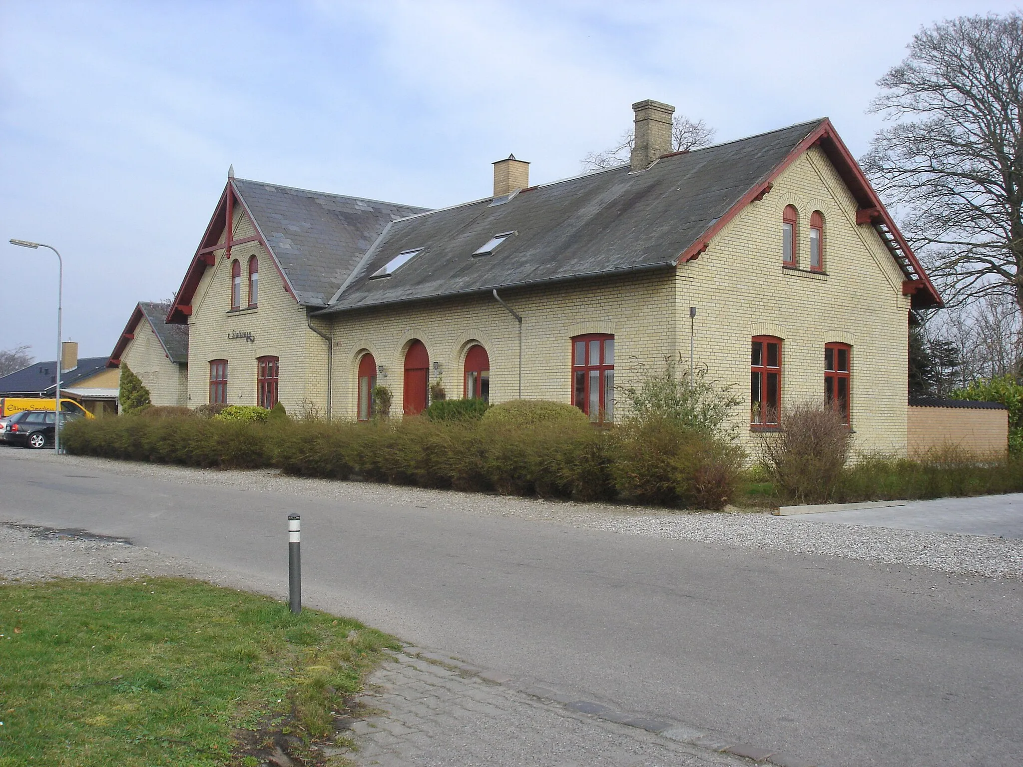 Photo showing: Refsvindinge Station, vejsiden fra V