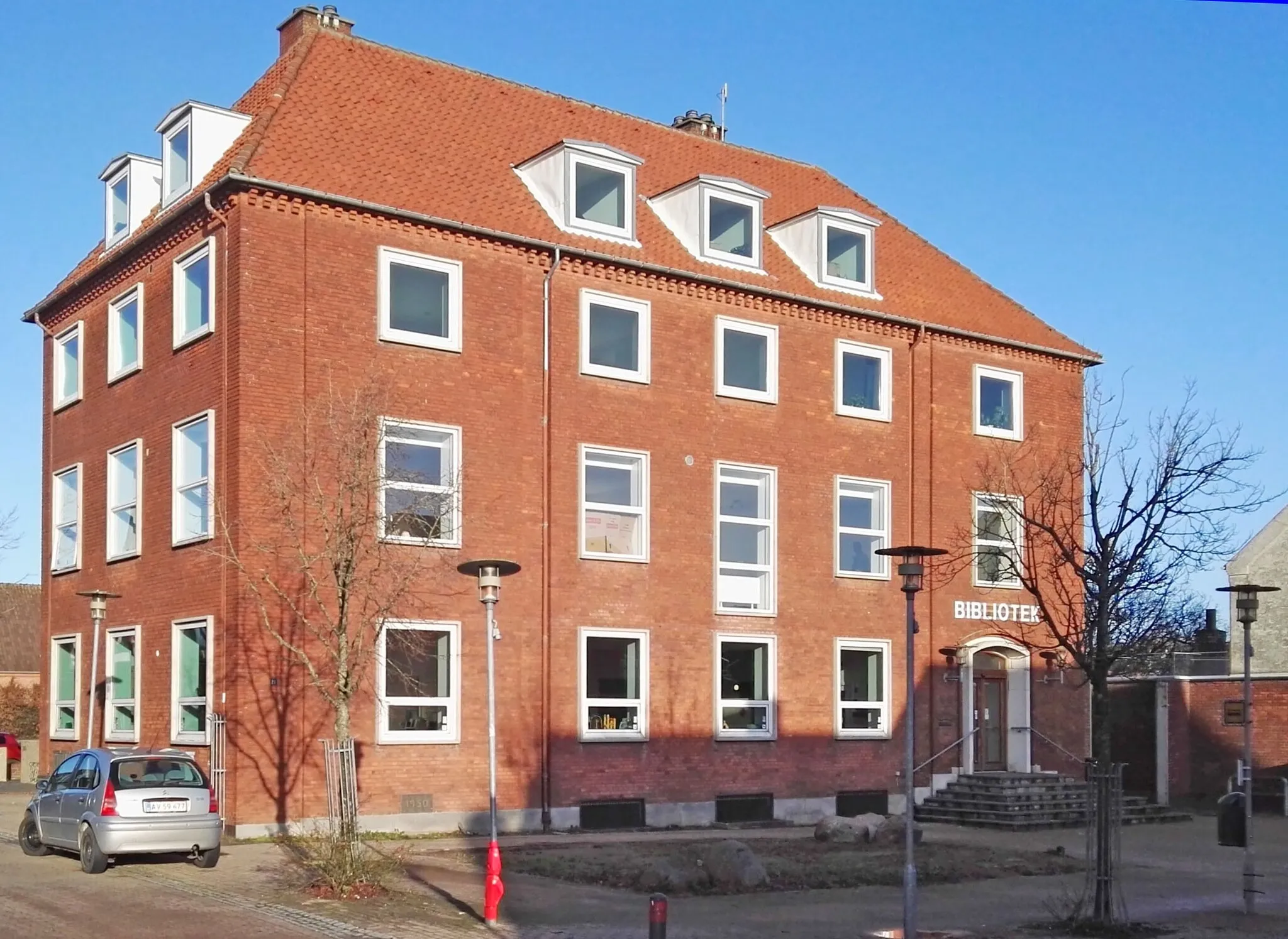 Photo showing: Den tidligere Nørre Aaby kommunes rådhus på Østergade 21, nu bibliotek