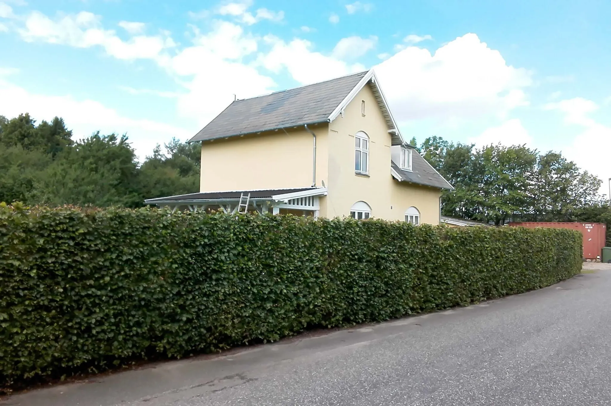 Photo showing: Vejstrup Station, vejsiden fra sydøst