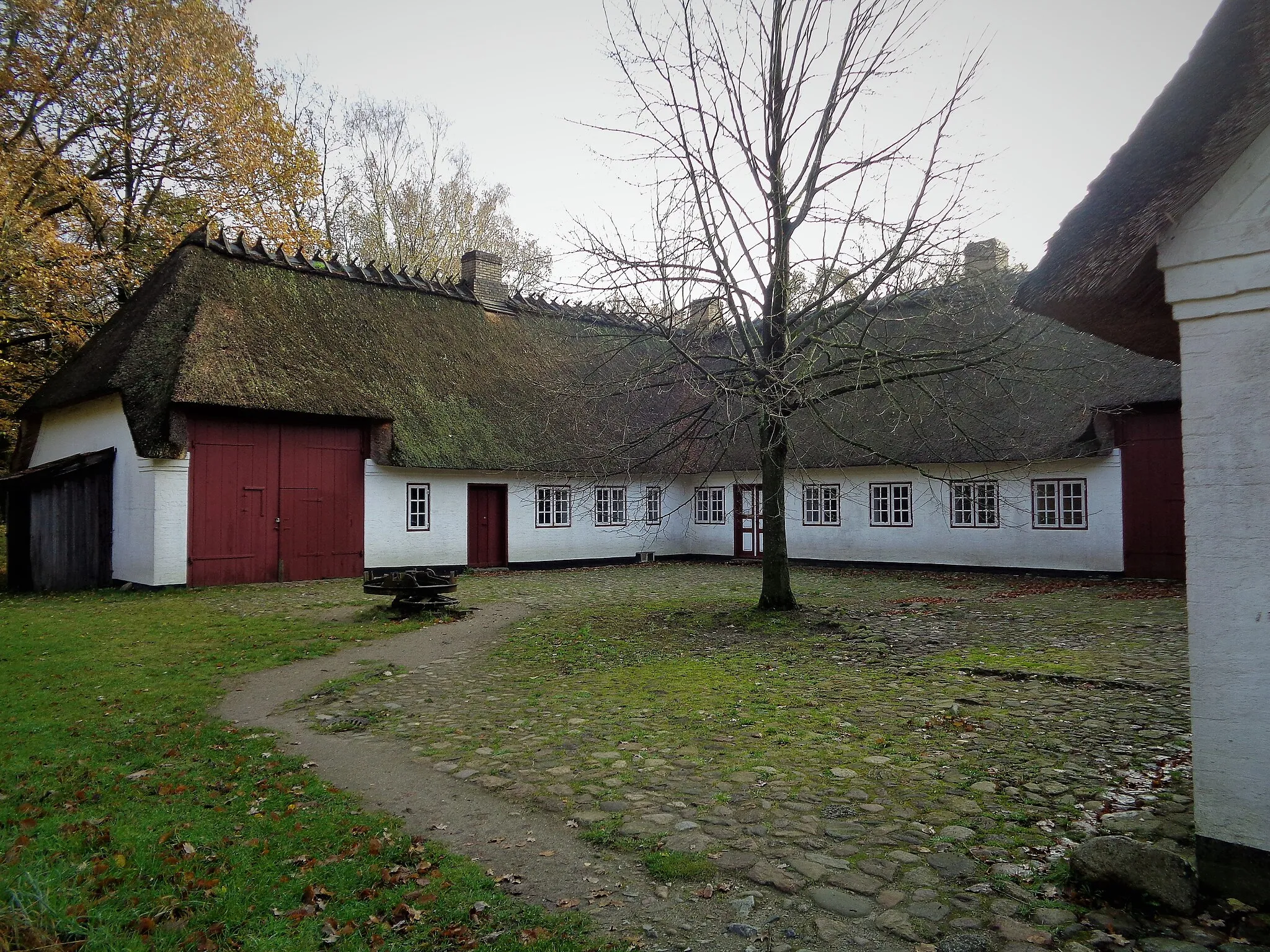 Photo showing: Ein Dreiseithof im Schleswig-Holsteinischen Freilichtmuseum.