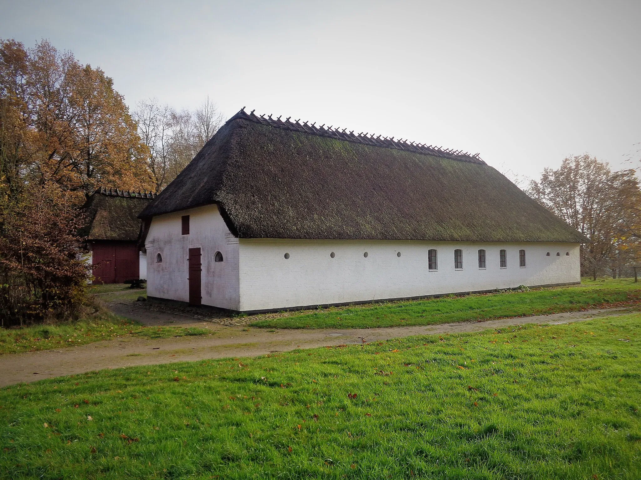 Photo showing: Ein Dreiseithof im Schleswig-Holsteinischen Freilichtmuseum.