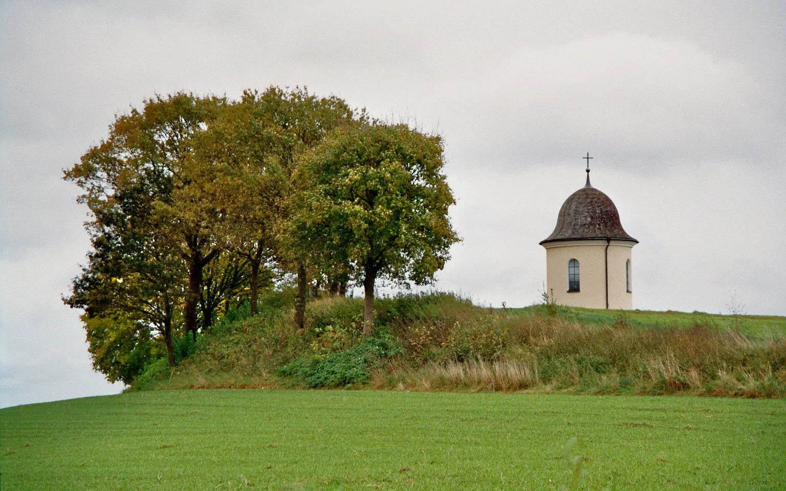 Photo showing: St Anthony chapel on top of Gallows Hill (Galgenberg) near Pöttmes, District Aichach-Friedberg, Bavaria, Germany.