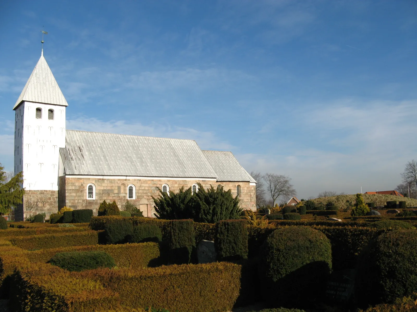 Photo showing: Bryndum kirke, Bryndum sogn, Esbjerg kommune (former: Skads Herred, Ribe Amt). Kirken set fra syd, med oldtidshøj øst for kirken