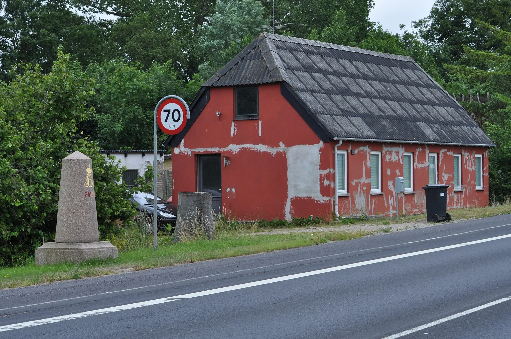 Photo showing: Historic milestone at Gammel Hovedvej near Grønnemose (Assens Kommune).