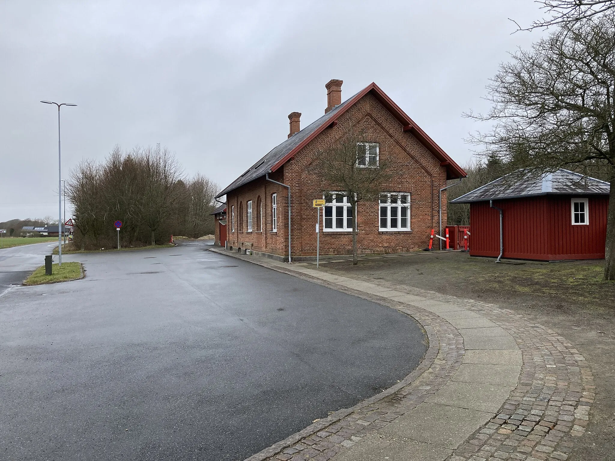 Photo showing: Guldager station seen from Guldager stationsvej. In front of the station is a bus stop.