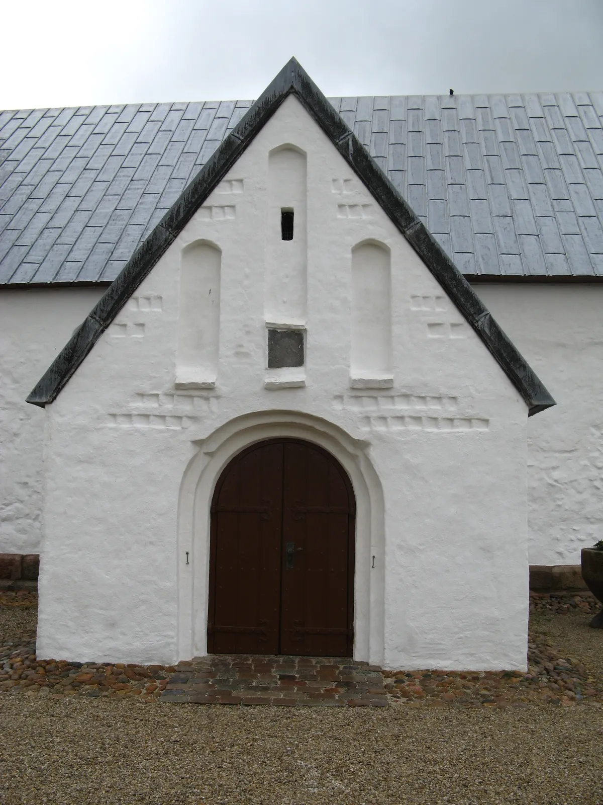 Photo showing: Guldager Kirke, Guldager sogn, Esbjerg Kommune (former: Skads Herred, Ribe Amt). Våbenhuset set fra syd