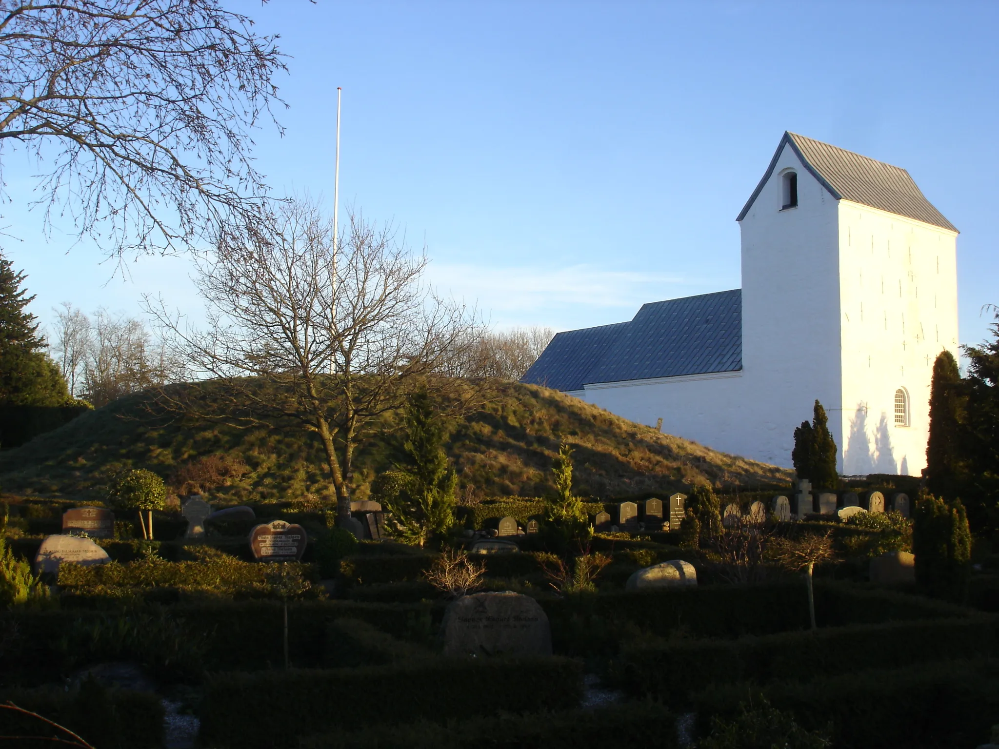 Photo showing: RandbølKirkeKong Rans Høj og Randbøl Kirke