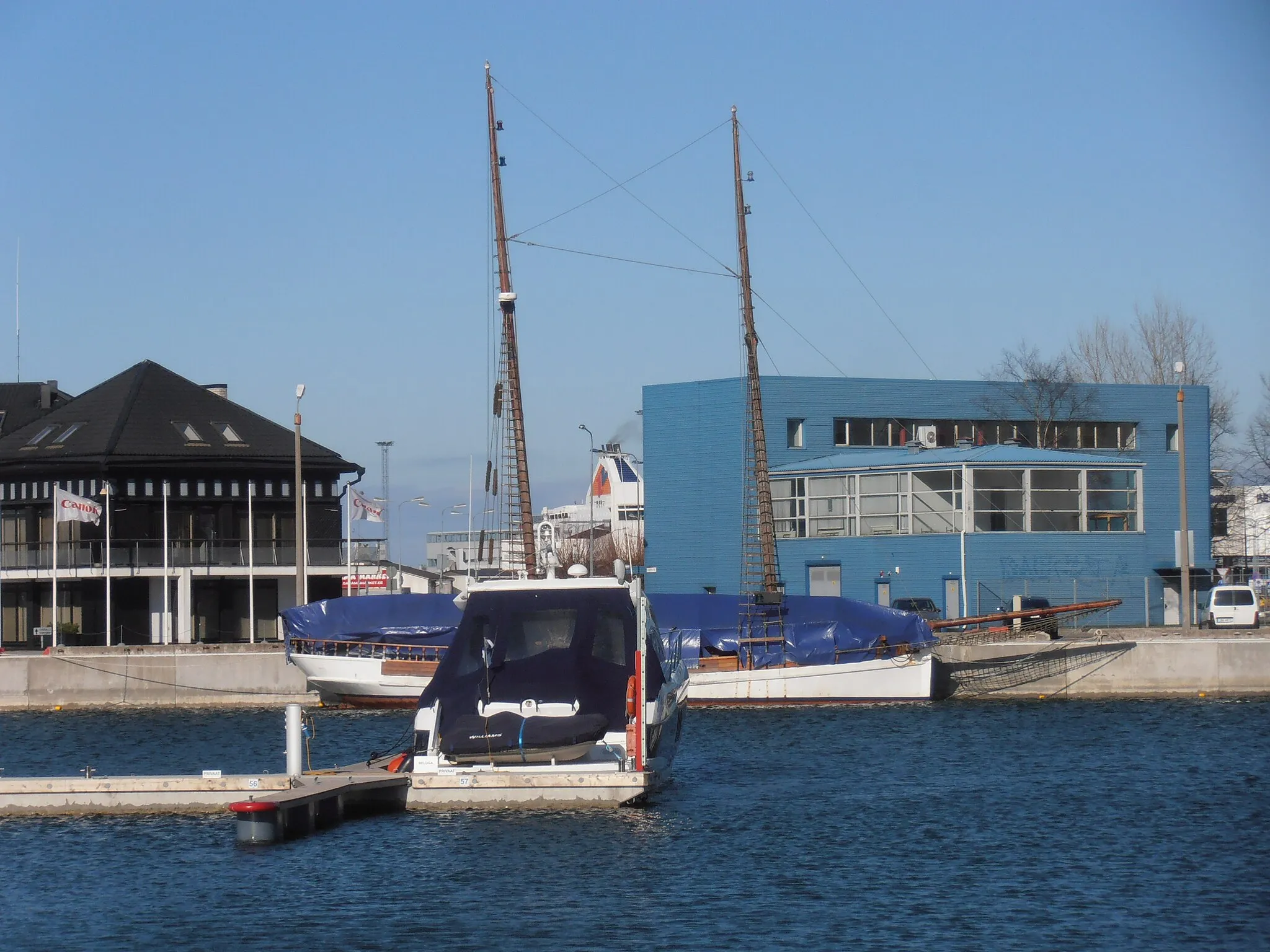 Photo showing: Motor yacht Beluga Stern in front of the Blue Sirius Tallinn 5 May 2013