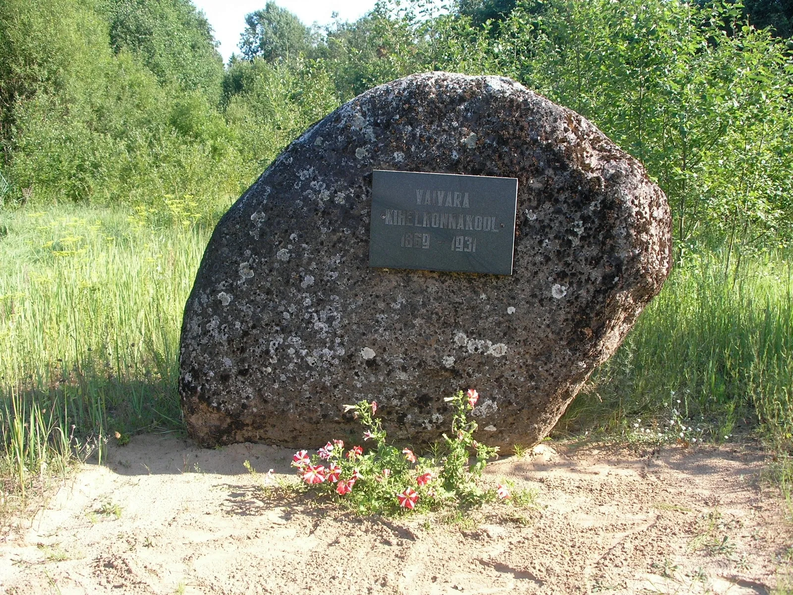Photo showing: Vaivara kihelkonnakooli mälestuskivi Sinimägede lähedal