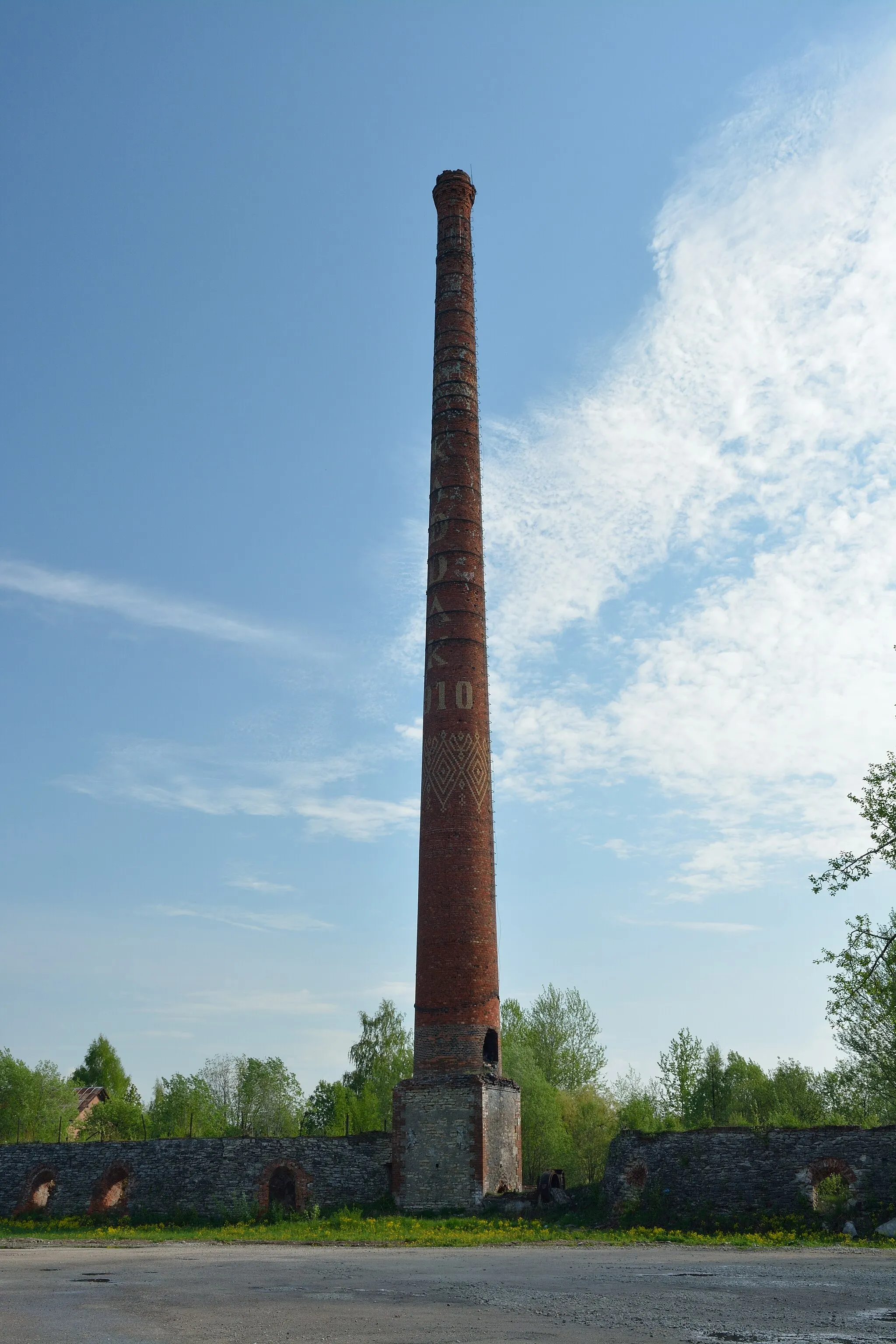 Photo showing: Old chimney of the Rakke lime factory, built in 1910