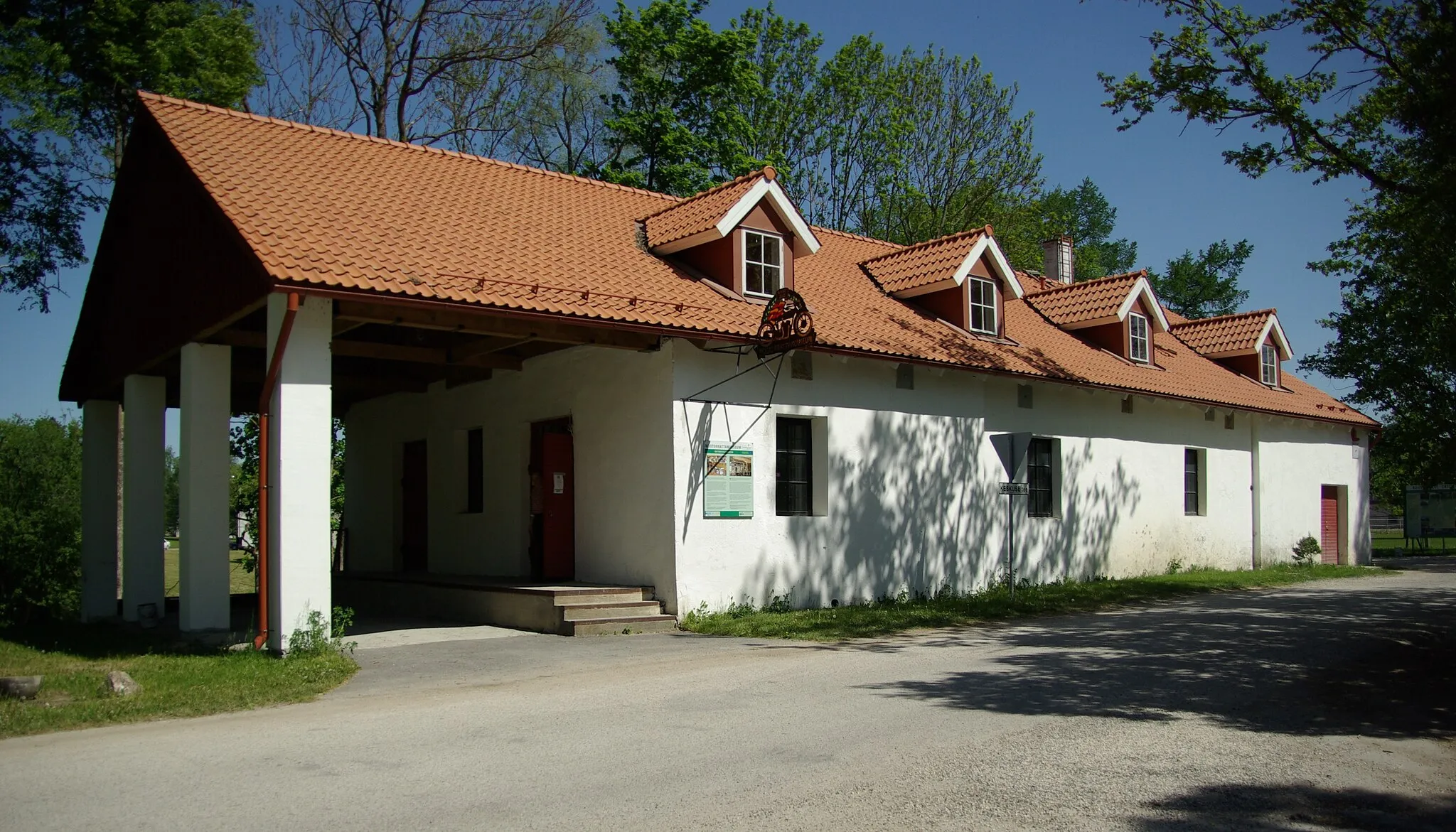 Photo showing: Harjumaa, Saku vald, Kurtna küla, Tagadi tee 1.
Baltimaade suurima vanaaegsete mootorrataste väljapanekuga eramuuseum. Endine Kurtna mõisa abihoone