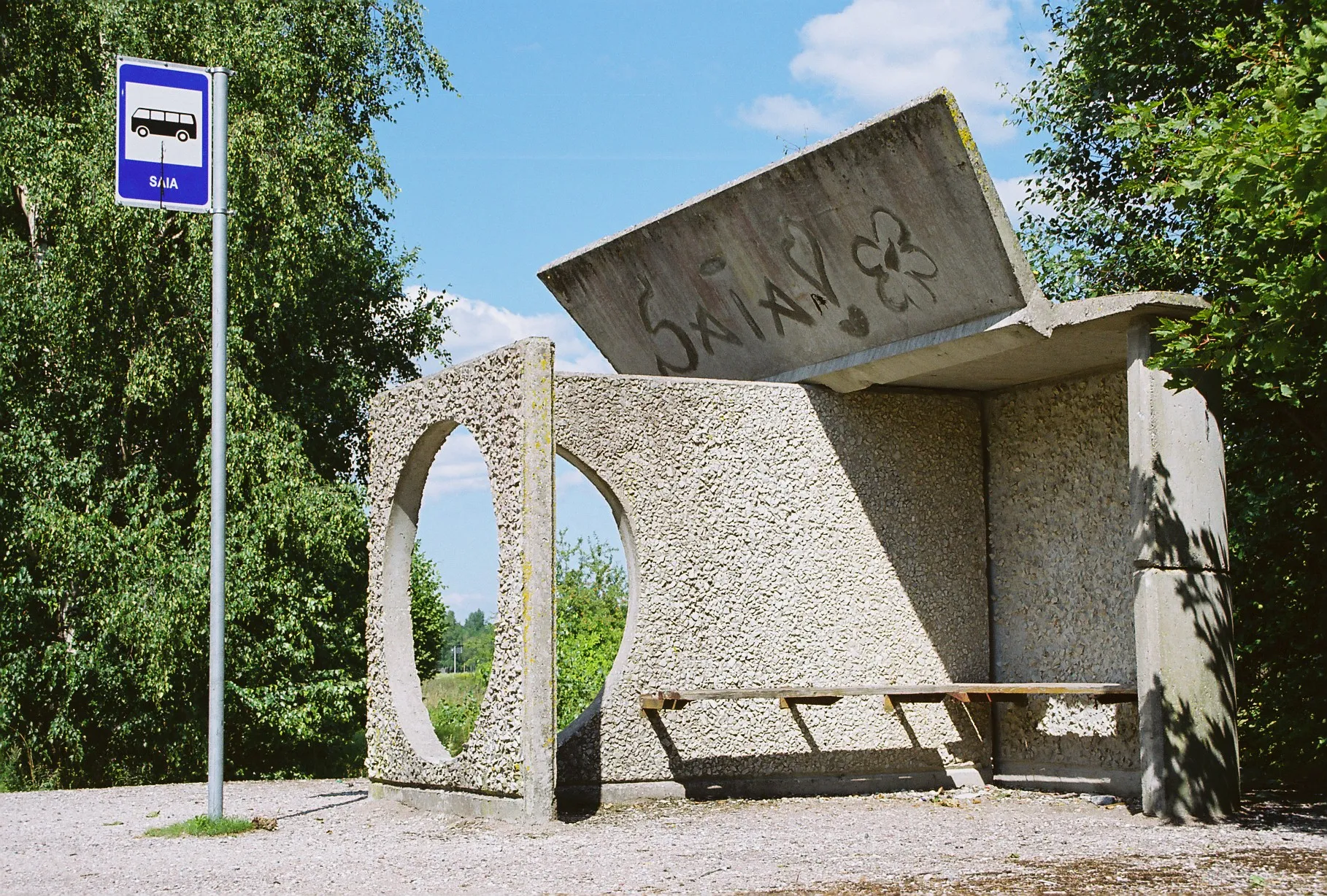 Photo showing: Saia busstop in Saaremaa, 2006