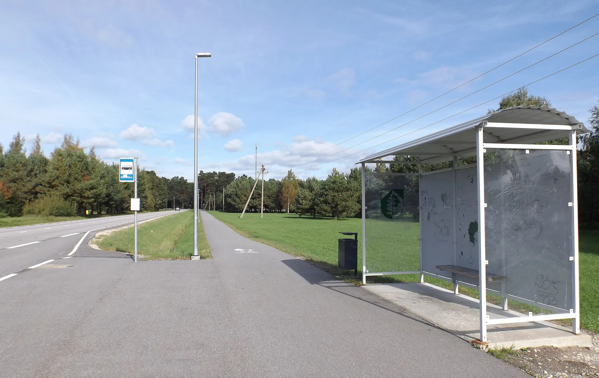 Photo showing: Bus stop in Silla village, Pärnu municipality.