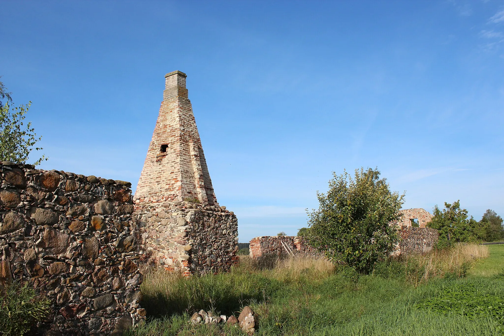 Photo showing: Õuna kõrtsi varemed
