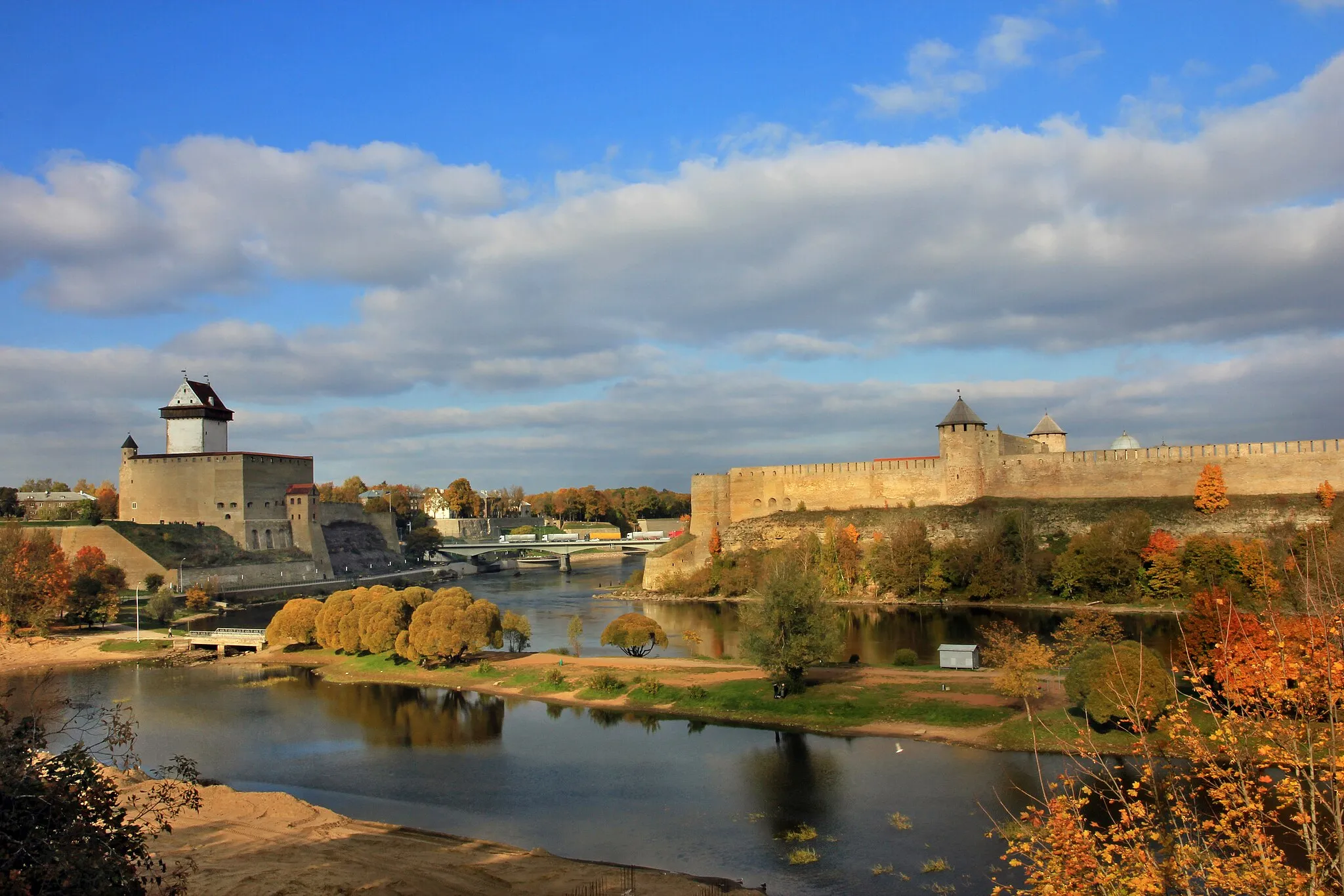 Photo showing: Narva River flows between Hermann Castle and the Ivangorod Fortress