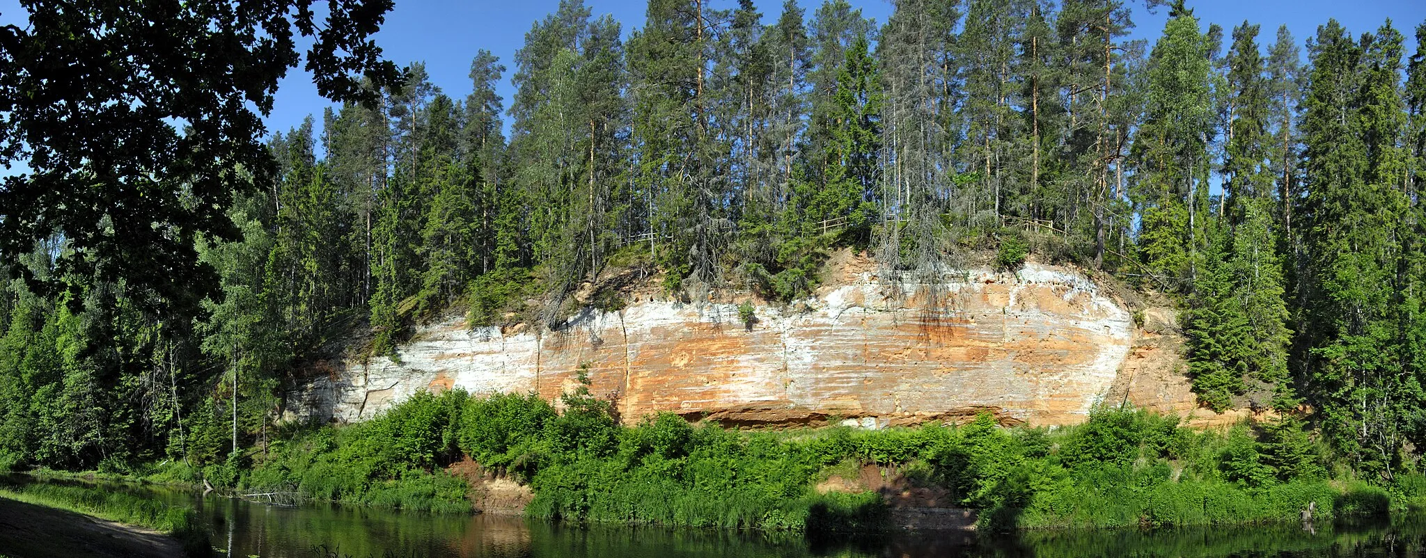 Photo showing: Skaņaiskalns echo cliff in Skaņkalne parish, Mazsalaca county, Latvia