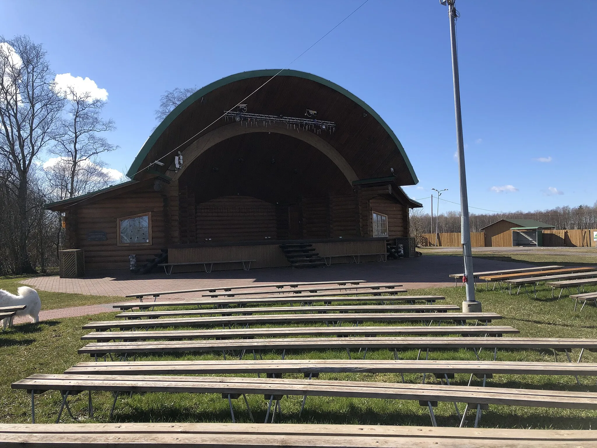 Photo showing: Vanamõisa vabaõhukeskuse laululava koos pinkidega