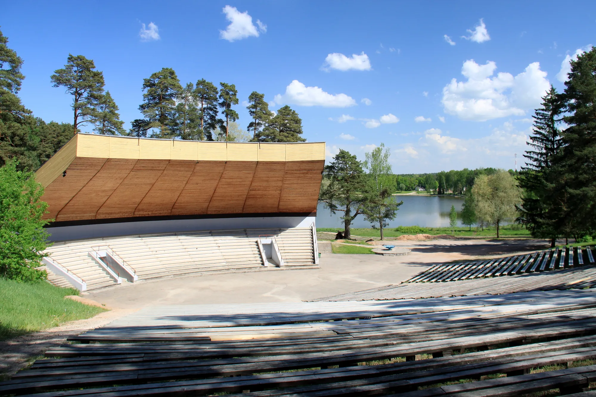 Photo showing: Song festival ground in Elva; Lake Arbi in the background
