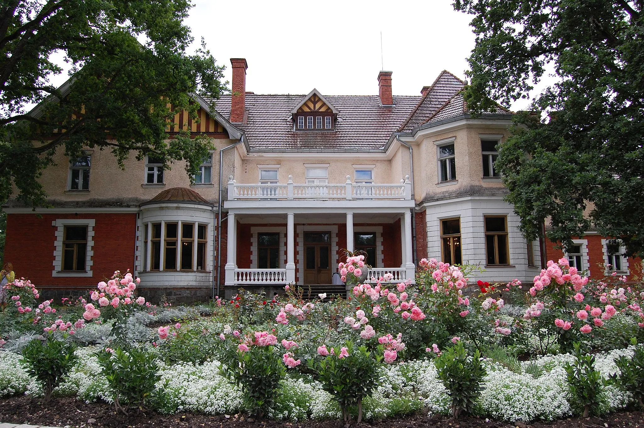 Photo showing: Kahekorruseline historitsistlik inglise stiilis esinduslik peahoone valmis 1903. aasta paiku. Projekti autoriks oli tõenäoliselt Inglise arhitekt Arcibald MacPherson.