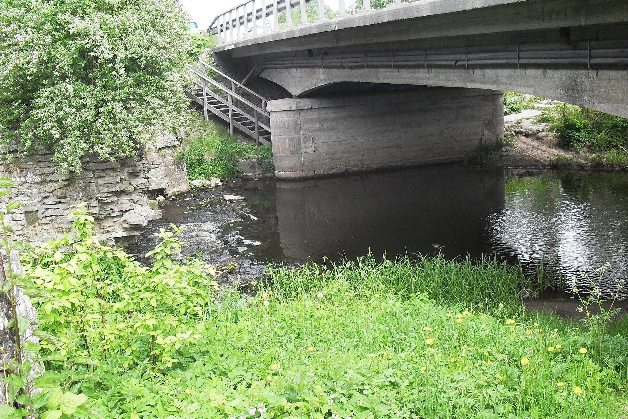 Photo showing: Hüüru Bridge (Saue Parish, Estonia). Not to be confused with the Hüüru Manor Bridge (the old bridge), which is located nearby.