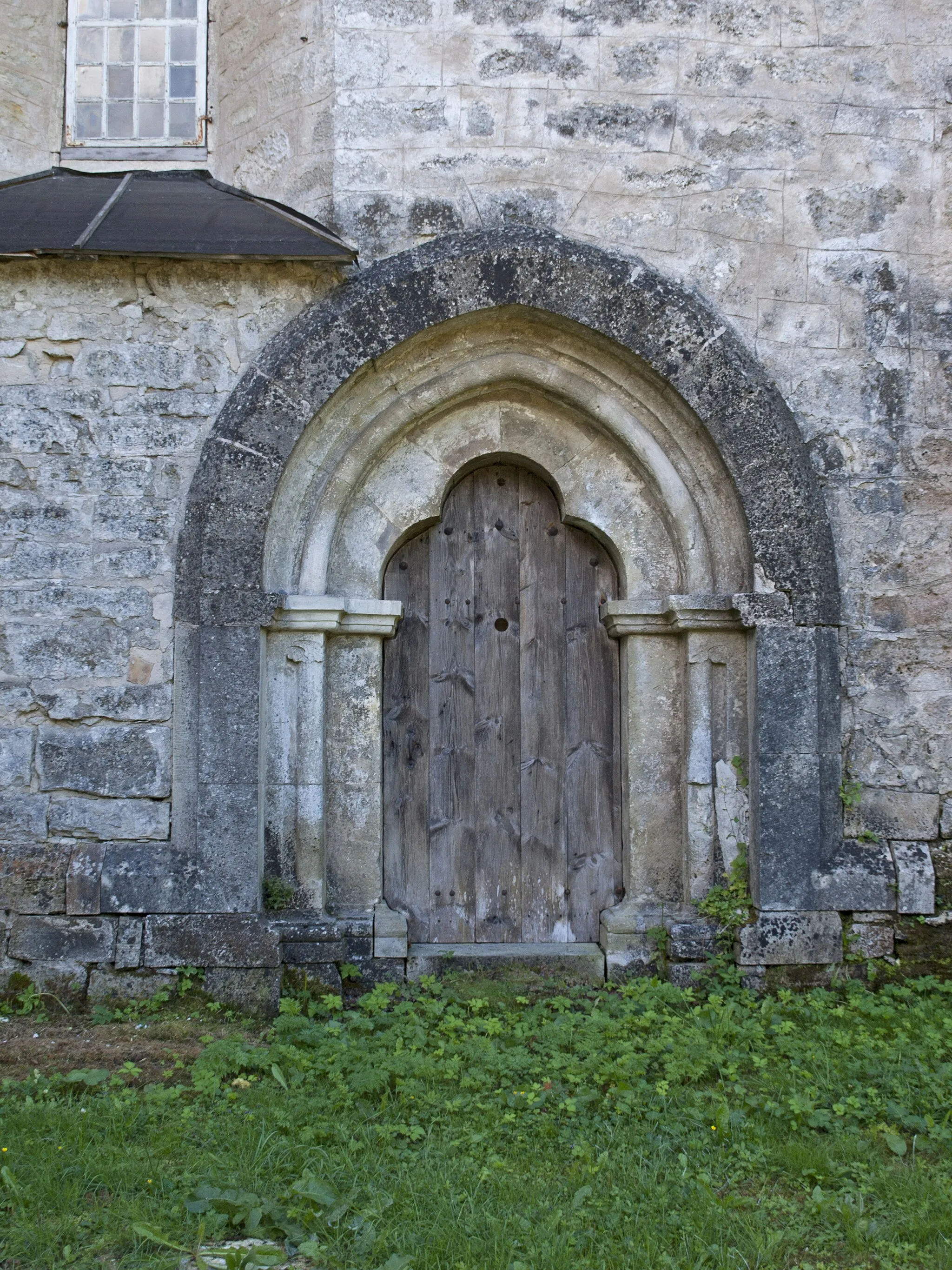 Photo showing: South portal of Kaarma Church