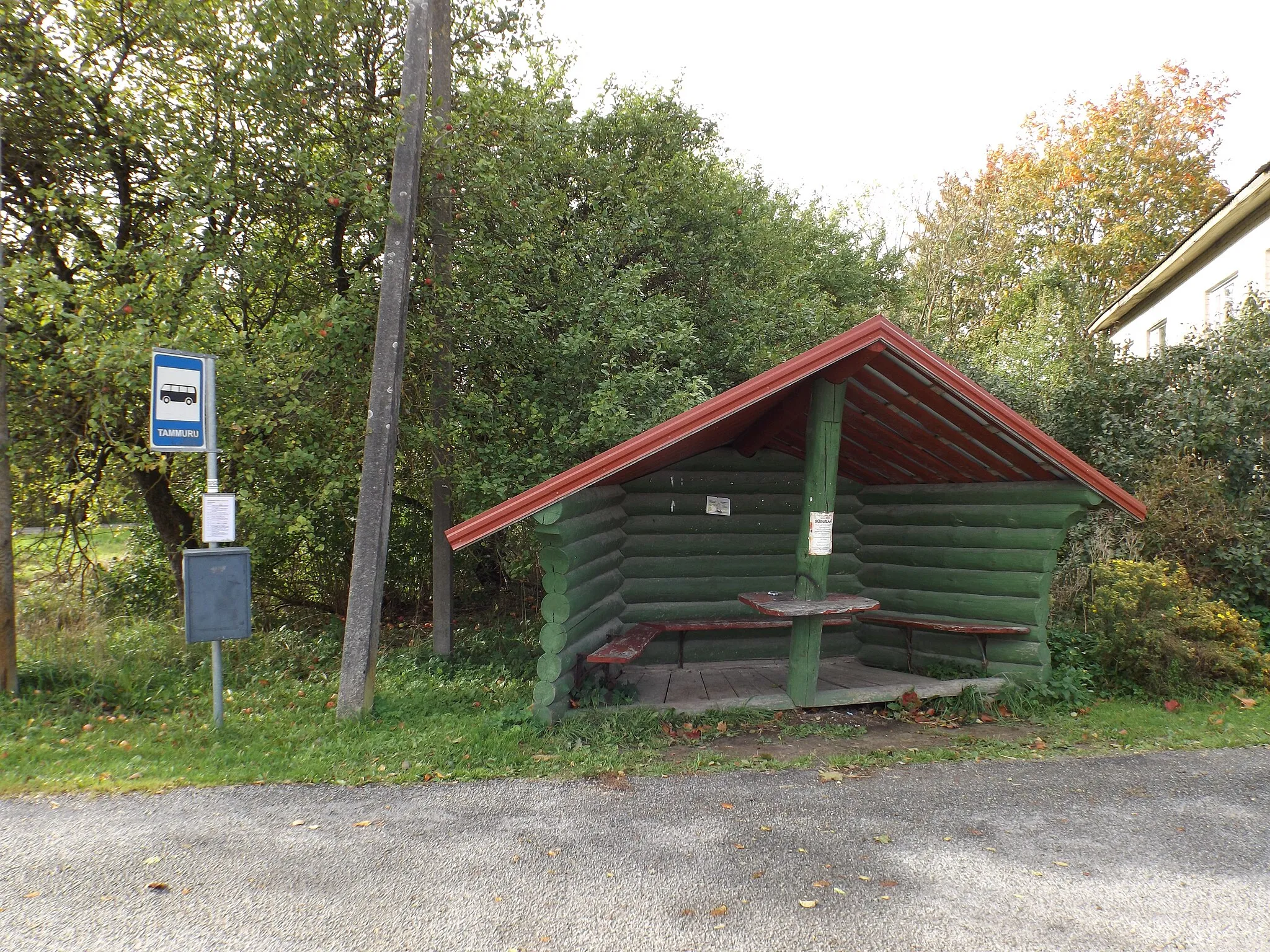 Photo showing: Bus stop in Tammuru village, Pärnu municipality.