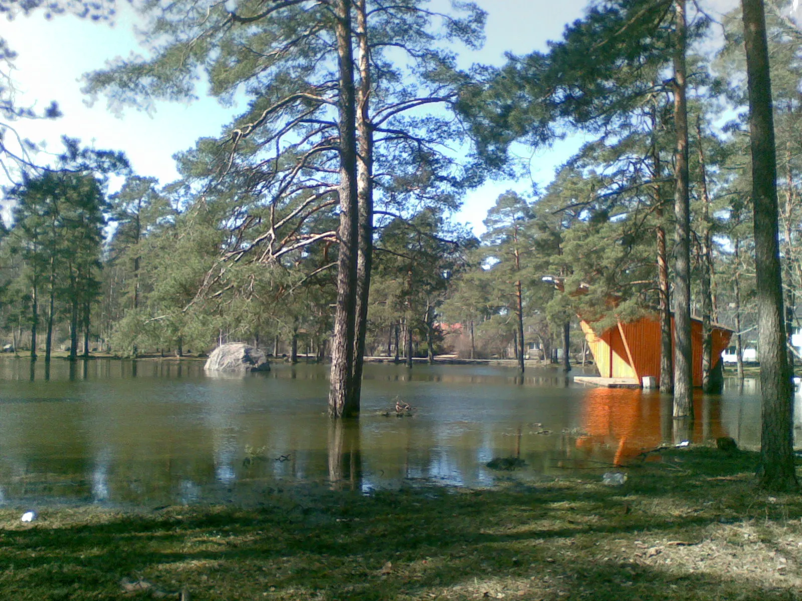 Photo showing: Aruküla lauluväljak. Üleujutatud. Vasemal rändrahn, paremal laulukaar.