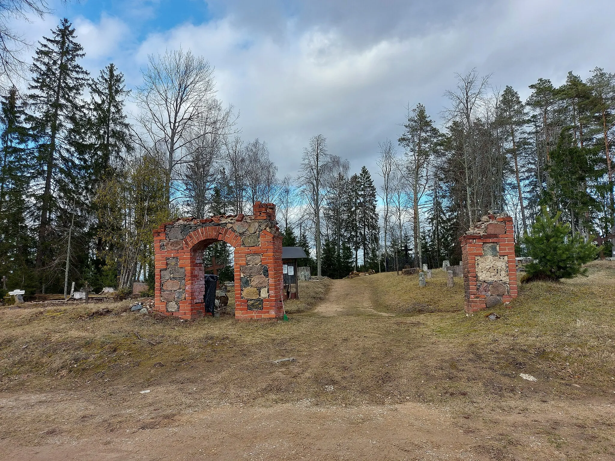 Photo showing: Entry to Maaritsa Cemetery, 4 April 2021