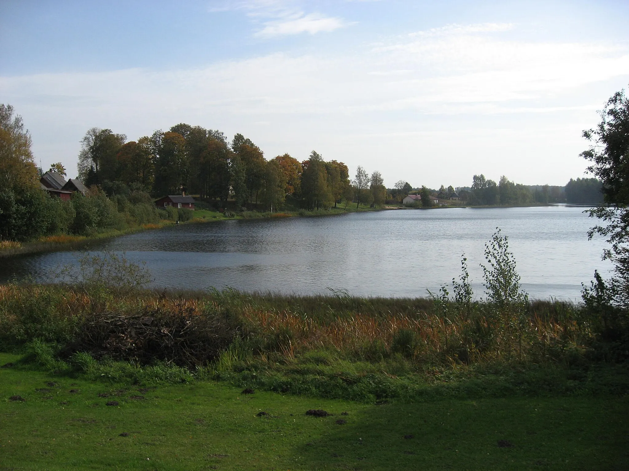 Photo showing: Vana-Koiola järv Võro-Põlva tii puult kaiõn. Pilt om tettü 2007. aastal.