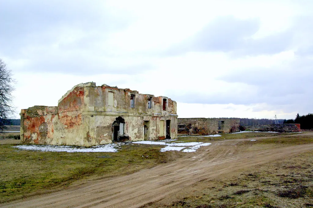 Photo showing: Laagna mõisa abihoonete varemed