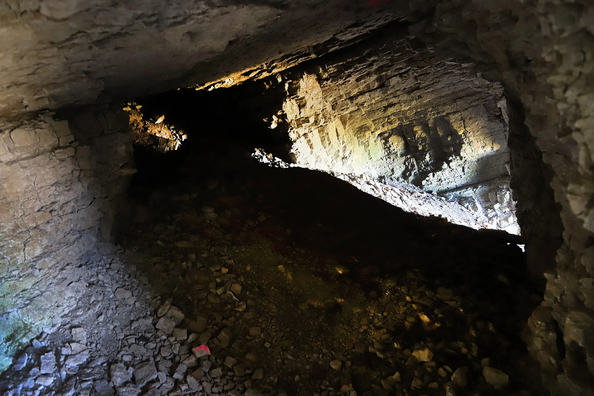 Photo showing: Pargimäe tehiskoopad-laskemoonalaod. Kõik koopad on kahe avaga, mille vahekaugus on 6-20 m. Koobaste laius ulatub 1,5-3 ning kõrgus kuni 2 meetrini.